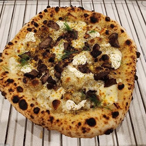 Il forno a legna acceso di N11 Pizzeria e Sfizi