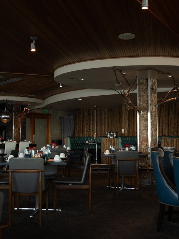 Interno di N11 Pizzeria e Sfizi, sala moderna ed elegante con luce calda