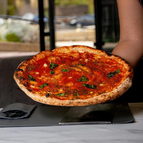 Pizza Bufalina di N11 con mozzarella di bufala e basilico