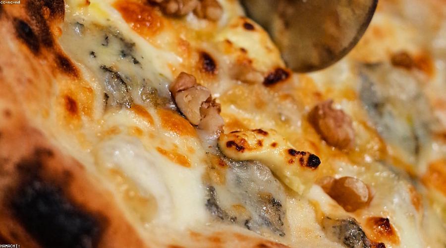 Pizza Radicchio e Funghi di N11, base sottile e croccante